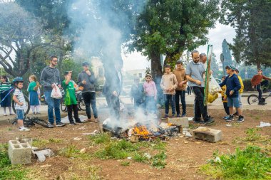 Hayfa, İsrail - 11 Nisan 2025: Yahudi erkekler Hayfa, İsrail 'de Biur (yanan) Chametz (mayalanmış yiyecekler) töreni düzenledi. Bu Fısıh bayramı geleneklerinin bir parçası.