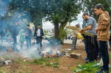 Hayfa, İsrail - 11 Nisan 2025: Yahudi erkekler Hayfa, İsrail 'de Biur (yanan) Chametz (mayalanmış yiyecekler) töreni düzenledi. Bu Fısıh bayramı geleneklerinin bir parçası.