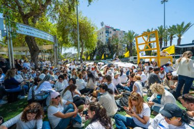 Kiryat Bialik, İsrail - 15 Nisan 2025: Vardiya 101 protestosunun bir parçası olarak, İsrail 'in Kiryat Bialik kentinde rehine anlaşmasının tamamlanması çağrısı