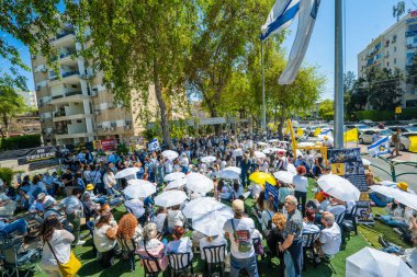 Kiryat Bialik, İsrail - 15 Nisan 2025: Vardiya 101 protestosunun bir parçası olarak, İsrail 'in Kiryat Bialik kentinde rehine anlaşmasının tamamlanması çağrısı
