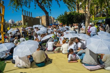 Kiryat Bialik, İsrail - 15 Nisan 2025: Vardiya 101 protestosunun bir parçası olarak, İsrail 'in Kiryat Bialik kentinde rehine anlaşmasının tamamlanması çağrısı