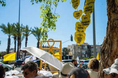 Kiryat Bialik, İsrail - 15 Nisan 2025: Vardiya 101 protestosunun bir parçası olarak, İsrail 'in Kiryat Bialik kentinde rehine anlaşmasının tamamlanması çağrısı