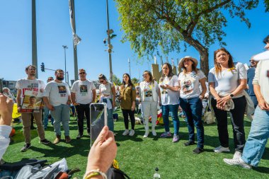 Kiryat Bialik, İsrail - 15 Nisan 2025: Rehineler (Angrest, Ohel), İsrail 'in Kiryat Bialik kentinde düzenlenen 101 vardiya protestosuna katılın