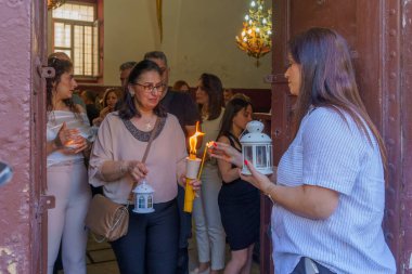 Hayfa, İsrail - 19 Nisan 2025: Kutsal kovulma Yerel Arap Ortodoks Hıristiyanlar tarafından paylaşılıyor, Paskalya Kutsal Cumartesi günü Hayfa, İsrail