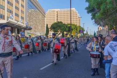 Hayfa, İsrail - 19 Nisan 2025: Yerel Arap Ortodoks Hıristiyan izciler Paskalya Kutsal Cumartesisini bir geçit töreniyle kutluyorlar. Hayfa şehir merkezi, İsrail