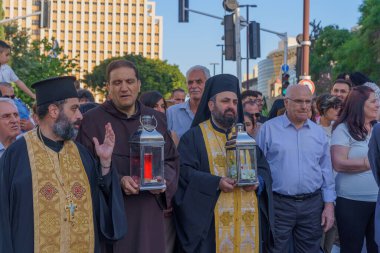 Hayfa, İsrail - 19 Nisan 2025: Yerel Arap Ortodoks Hıristiyanlar kutsal cumartesi gününü kutsal ateşle kutluyorlar. Hayfa şehir merkezi, İsrail