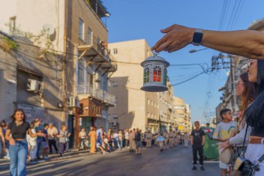 Hayfa, İsrail - 19 Nisan 2025: Yerel Arap Ortodoks Hıristiyanları Paskalya Kutsal Cumartesisini kutsal ateşin mumlarıyla kutladılar. Hayfa şehir merkezi, İsrail