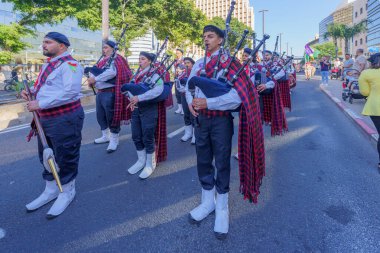 Hayfa, İsrail - 19 Nisan 2025: Yerel Arap Ortodoks Hıristiyanları İskoç soslu bir geçit töreniyle Paskalya Kutsal Cumartesisini kutluyorlar. Hayfa şehir merkezi, İsrail