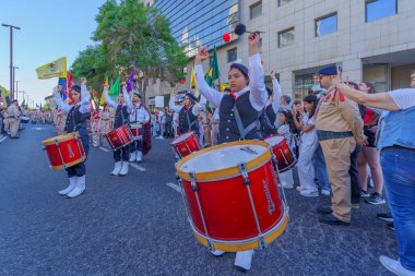 Hayfa, İsrail - 19 Nisan 2025: Yerel Arap Ortodoks Hıristiyan izciler Paskalya Kutsal Cumartesisini bir geçit töreniyle kutluyorlar. Hayfa şehir merkezi, İsrail