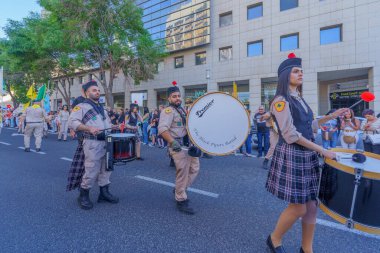 Hayfa, İsrail - 19 Nisan 2025: Yerel Arap Ortodoks Hıristiyan izciler Paskalya Kutsal Cumartesisini bir geçit töreniyle kutluyorlar. Hayfa şehir merkezi, İsrail