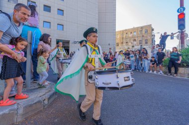 Hayfa, İsrail - 19 Nisan 2025: Yerel Arap Ortodoks Hıristiyan izciler Paskalya Kutsal Cumartesisini bir geçit töreniyle kutluyorlar. Hayfa şehir merkezi, İsrail