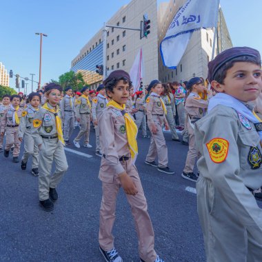 Hayfa, İsrail - 19 Nisan 2025: Yerel Arap Ortodoks Hıristiyan izciler Paskalya Kutsal Cumartesisini bir geçit töreniyle kutluyorlar. Hayfa şehir merkezi, İsrail