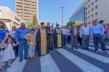 Hayfa, İsrail - 19 Nisan 2025: Yerel Arap Ortodoks Hıristiyanlar kutsal cumartesi gününü kutsal ateşle kutluyorlar. Hayfa şehir merkezi, İsrail