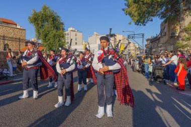 Hayfa, İsrail - 19 Nisan 2025: Yerel Arap Ortodoks Hıristiyanları İskoç soslu bir geçit töreniyle Paskalya Kutsal Cumartesisini kutluyorlar. Hayfa şehir merkezi, İsrail