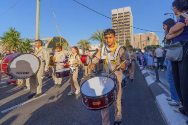 Hayfa, İsrail - 19 Nisan 2025: Yerel Arap Ortodoks Hıristiyan izciler Paskalya Kutsal Cumartesisini bir geçit töreniyle kutluyorlar. Hayfa şehir merkezi, İsrail
