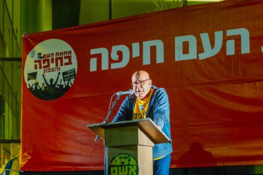 Hayfa, İsrail - 19 Nisan 2025: Shemi Attar, savaşın sona ermesi, rehine anlaşmasının tamamlanması ve yeni seçimler için düzenlenen protesto mitinginin bir parçası olarak kalabalığa seslendi. Hayfa, İsrail