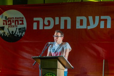 Hayfa, İsrail - 19 Nisan 2025: Prof. Orr Dunkelman kalabalığa hitaben yaptığı konuşmada, savaşı bitirme, rehine anlaşmasının tamamlanması ve yeni seçimler çağrısında bulundu. Hayfa, İsrail