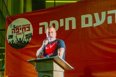 Hayfa, İsrail - 19 Nisan 2025: Avner Stepak kalabalığa hitaben yaptığı konuşmada, savaşın sona ermesi, rehine anlaşmasının tamamlanması ve yeni seçimler çağrısında bulundu. Hayfa, İsrail