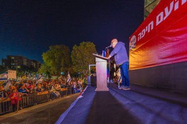 Hayfa, İsrail - 19 Nisan 2025: Shemi Attar, savaşın sona ermesi, rehine anlaşmasının tamamlanması ve yeni seçimler için düzenlenen protesto mitinginin bir parçası olarak kalabalığa seslendi. Hayfa, İsrail