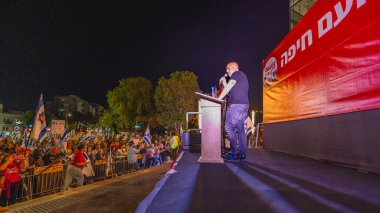 Hayfa, İsrail - 19 Nisan 2025: Avner Stepak kalabalığa hitaben yaptığı konuşmada, savaşın sona ermesi, rehine anlaşmasının tamamlanması ve yeni seçimler çağrısında bulundu. Hayfa, İsrail