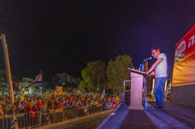 Hayfa, İsrail - 19 Nisan 2025: Prof. Orr Dunkelman kalabalığa hitaben yaptığı konuşmada, savaşı bitirme, rehine anlaşmasının tamamlanması ve yeni seçimler çağrısında bulundu. Hayfa, İsrail