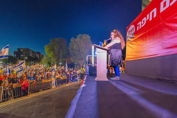 Hayfa, İsrail - 19 Nisan 2025: Protesto lideri Gali Eshet Bazak kalabalığa hitaben yaptığı konuşmada, savaşı sona erdirme, rehine anlaşmasının tamamlanması ve yeni seçimler çağrısında bulundu. Hayfa, İsrail