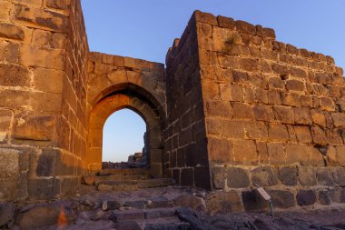 Belvoir Kalesi 'nin (Kochav HaYarden, Ürdün Yıldızı) gündoğumu manzarası, şimdi bir ulusal park, Kuzey İsrail