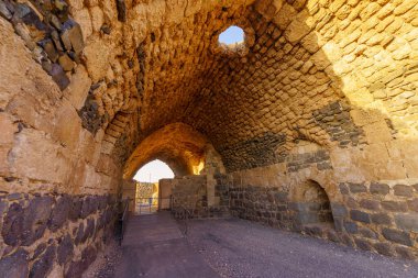 Belvoir Kalesi 'nin (Kochav HaYarden, Ürdün Yıldızı) gündoğumu manzarası, şimdi bir ulusal park, Kuzey İsrail