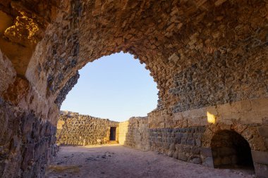 Belvoir Kalesi 'nin (Kochav HaYarden, Ürdün Yıldızı) gündoğumu manzarası, şimdi bir ulusal park, Kuzey İsrail