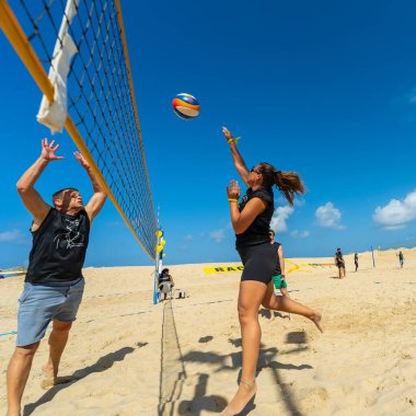 Hayfa, İsrail - 25 Nisan 2025: Ömer Neutra anısına düzenlenen plaj voleybol turnuvası, ve cesedi Hamas tarafından tutuldu, rehinelerin serbest bırakılması için çağrıda bulundu. Hayfa, İsrail