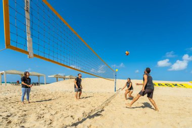 Hayfa, İsrail - 25 Nisan 2025: Ömer Neutra anısına düzenlenen plaj voleybol turnuvası, ve cesedi Hamas tarafından tutuldu, rehinelerin serbest bırakılması için çağrıda bulundu. Hayfa, İsrail