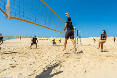 Hayfa, İsrail - 25 Nisan 2025: Ömer Neutra anısına düzenlenen plaj voleybol turnuvası, ve cesedi Hamas tarafından tutuldu, rehinelerin serbest bırakılması için çağrıda bulundu. Hayfa, İsrail