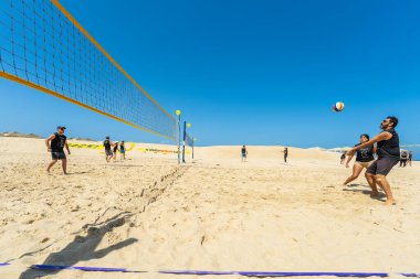 Hayfa, İsrail - 25 Nisan 2025: Ömer Neutra anısına düzenlenen plaj voleybol turnuvası, ve cesedi Hamas tarafından tutuldu, rehinelerin serbest bırakılması için çağrıda bulundu. Hayfa, İsrail