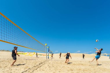 Hayfa, İsrail - 25 Nisan 2025: Ömer Neutra anısına düzenlenen plaj voleybol turnuvası, ve cesedi Hamas tarafından tutuldu, rehinelerin serbest bırakılması için çağrıda bulundu. Hayfa, İsrail