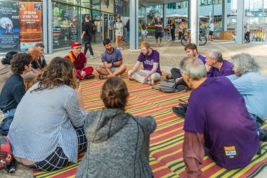 Hayfa, İsrail - 26 Nisan 2025: Bir protesto yürüyüşü öncesinde bir araya gelen grup konuşma yaptı. Hayfa, İsrail
