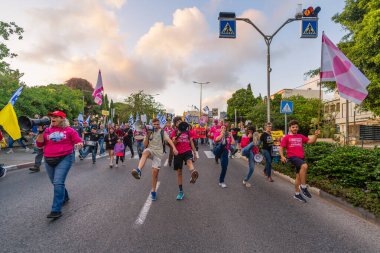 Hayfa, İsrail - 26 Nisan 2025: Bibi Netanyahu 'yu (o gidene kadar) bir protesto yürüyüşü kapsamında sepetleyen sembolik, savaşın sona ermesi, rehine anlaşması ve yeni seçimler çağrısında bulundu. Hayfa, İsrail