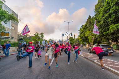 Hayfa, İsrail - 26 Nisan 2025: Bibi Netanyahu 'yu (o gidene kadar) bir protesto yürüyüşü kapsamında sepetleyen sembolik, savaşın sona ermesi, rehine anlaşması ve yeni seçimler çağrısında bulundu. Hayfa, İsrail