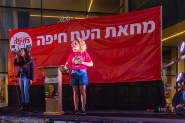 Hayfa, İsrail - 26 Nisan 2025: Protesto lideri Rotem Perelman - Farhi ve şarkıcı Michal Golan, savaşı sona erdirme, rehine anlaşmasının tamamlanması ve yeni seçimler çağrısında bulundu. Hayfa, İsrail