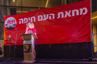 Hayfa, İsrail - 26 Nisan 2025: Protesto lideri Rotem Perelman - Farhi kalabalığa hitaben yaptığı konuşmada, savaşı sona erdirme, rehine anlaşmasının tamamlanması ve yeni seçimler çağrısında bulundu. Hayfa, İsrail