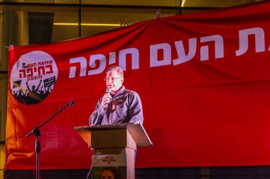 Hayfa, İsrail - 26 Nisan 2025: Prof Avinoam Shiran, savaşı sona erdirme, rehine anlaşmasının tamamlanması ve yeni seçimler çağrısında bulunan bir protesto mitinginde kalabalığa seslendi. Hayfa, İsrail