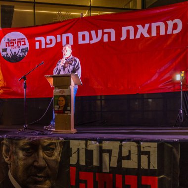 Hayfa, İsrail - 26 Nisan 2025: Prof Avinoam Shiran, savaşı sona erdirme, rehine anlaşmasının tamamlanması ve yeni seçimler çağrısında bulunan bir protesto mitinginde kalabalığa seslendi. Hayfa, İsrail