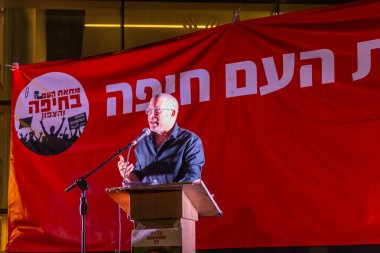 Hayfa, İsrail - 26 Nisan 2025: Mickey Peled kalabalığa hitaben yaptığı konuşmada, savaşın sona ermesi, rehine anlaşmasının tamamlanması ve yeni seçimler çağrısında bulundu. Hayfa, İsrail