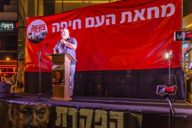 Hayfa, İsrail - 26 Nisan 2025: Protesto lideri Gonen Ben Itzhak, savaşı sona erdirme, rehine anlaşmasının tamamlanması ve yeni seçimler çağrısında bulunan kalabalığa seslendi. Hayfa, İsrail