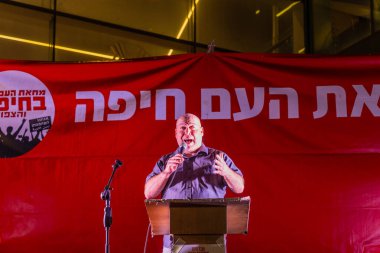 Hayfa, İsrail - 26 Nisan 2025: Protesto lideri Gonen Ben Itzhak, savaşı sona erdirme, rehine anlaşmasının tamamlanması ve yeni seçimler çağrısında bulunan kalabalığa seslendi. Hayfa, İsrail