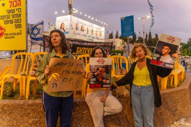 Hayfa, İsrail - 01 Mayıs 2025: İnsanlar, Bağımsızlık Günü 'nde rehine posterleri ve 