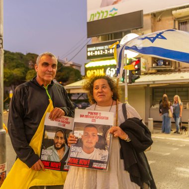 Hayfa, İsrail - 01 Mayıs 2025: İnsanlar, Bağımsızlık Günü 'nde rehine posterleri ve 