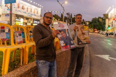 Hayfa, İsrail - 01 Mayıs 2025: İnsanlar, Bağımsızlık Günü 'nde rehine posterleri ve 