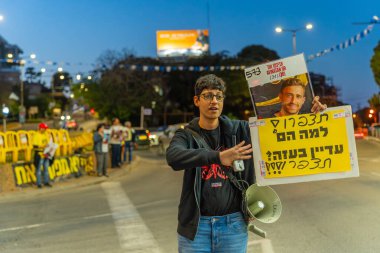 Hayfa, İsrail - 01 Mayıs 2025: İnsanlar, Bağımsızlık Günü 'nde rehine posterleri ve 