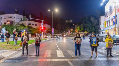 Hayfa, İsrail - 01 Mayıs 2025: İnsanlar, Bağımsızlık Günü 'nde rehine posterleri ve 