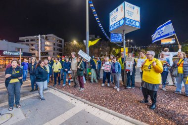 Hayfa, İsrail - 01 Mayıs 2025: İnsanlar, Bağımsızlık Günü 'nde rehine posterleri ve 